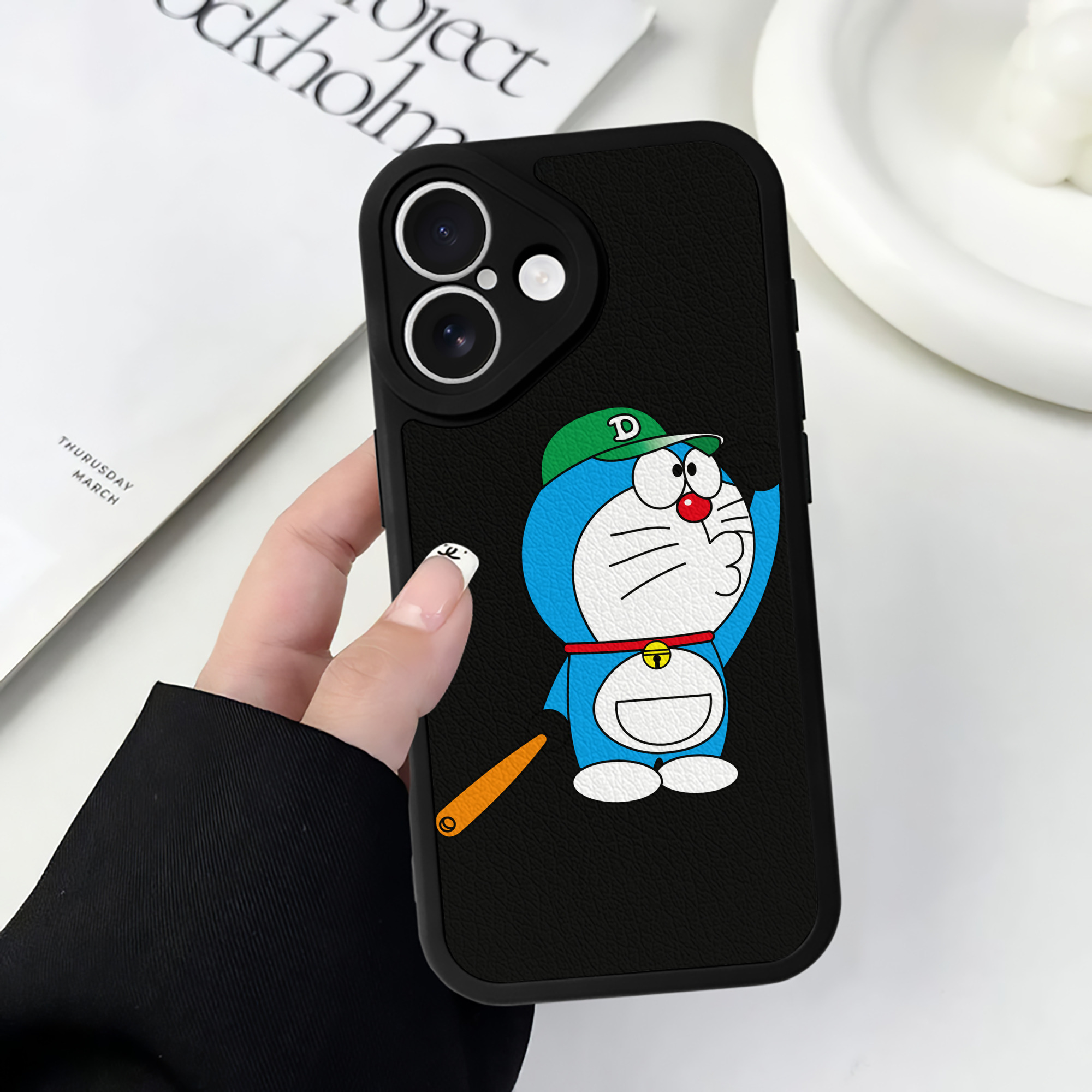 （画像用） ドラえもん Doraemon 【iPhone 16シリーズ対応】シリコンスマホケース（レザー調） 材質：シリコン